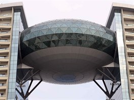 V čínském městě Wu-chan stojí hotel, který má ve svém středu létající talíř....