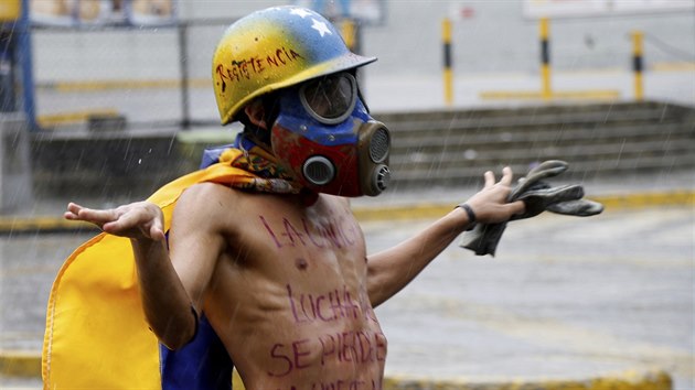 Protesty proti snaze Nicolse Madura pepsat venezuelskou stavu (28. ervence 2017)