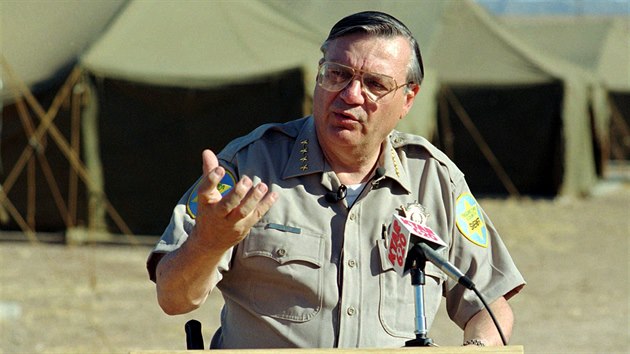 Arizonský šerif Joe Arpaio otevírá nové stanové městečko pro vězně v okresu Maricopa. (9. května 1995)