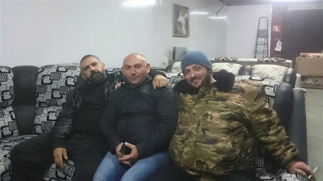 Alexandr Promogajbo (vlevo) padl v Sýrii 25. dubna 2017. Na snímku z roku 2016 je se svými kamarády z Bělorečensku.