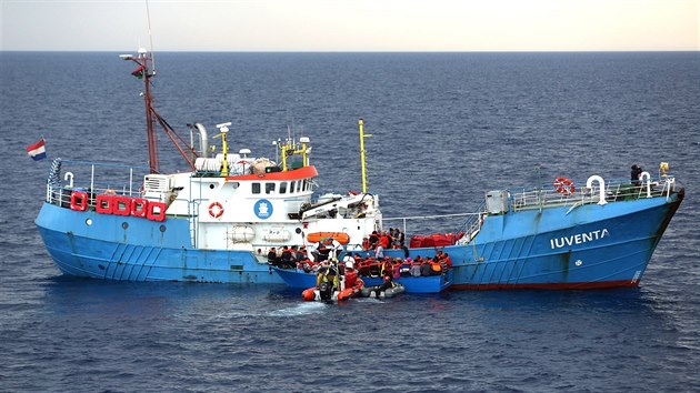 Nmeck neziskov organizace Jugend Rettet zachrauje migranty nedaleko Libye (18. ervna 2017)