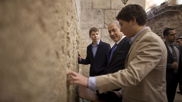 Izraelský premiér Benjamin Netanjahu se svými syny Jairem (v popředí) a Avnerem u Zdi nářků (22. ledna 2013)