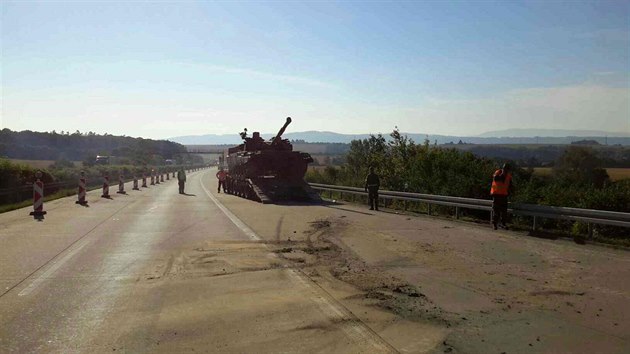 Na dlnici D35 na Olomoucku sjel z nvsu tank (3. srpna 2017).