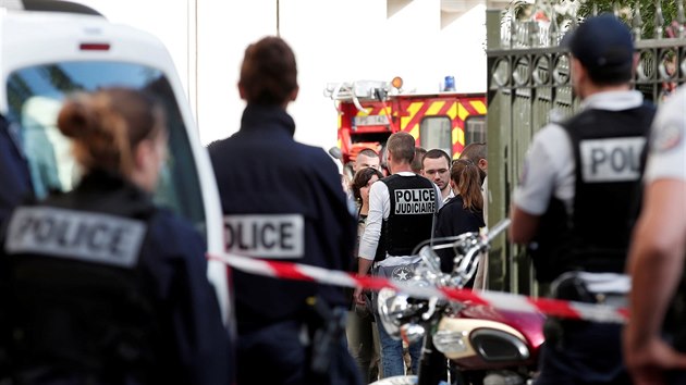 Policisté zasahují na předměstí Paříže, kde vjelo auto do skupiny vojáků (9. srpna 2017)