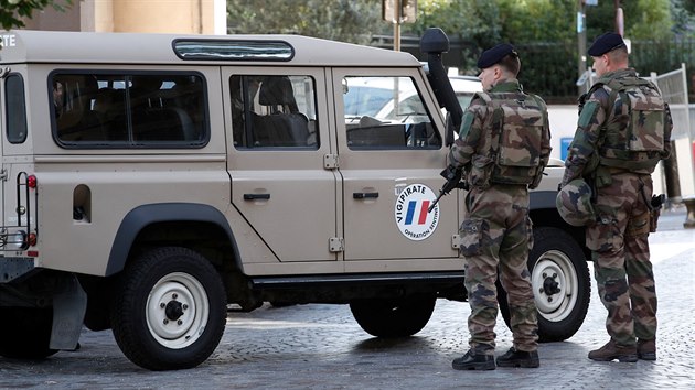 Policisté zasahují na předměstí Paříže, kde vjelo auto do skupiny vojáků (9. srpna 2017)