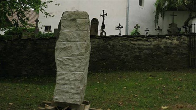 Sochař Bartoloměj Štěrba vytvořil pro kostel na šumavském Mouřenci sochu sv. Mořice, použil více než 800kg těžký pískovcový kvádr (na snímku).