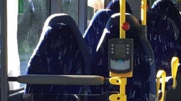 Sedadla v norském autobuse navodila iluzi sedících en v burkách.
