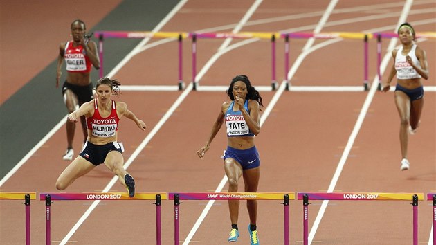 Zuzana Hejnov v rozbhu na 400 metr pekek na MS v Londn.
