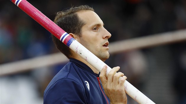 Francouz Renaud Lavillenie ped finle tyky na MS v Londn.