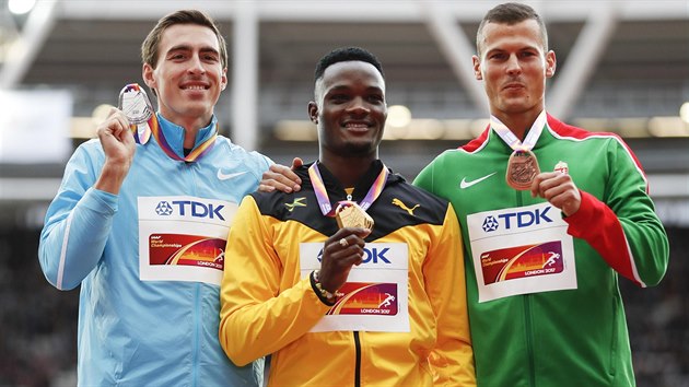 Medailist zvodu na 110 metr pekek (zleva) Sergej ubenkov, Omar McLeod a Maar Baji.