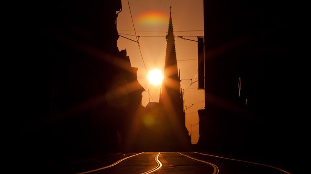 Vchod slunce nad katedrlou svatho Vclava v Olomouci (1. srpna 2017).