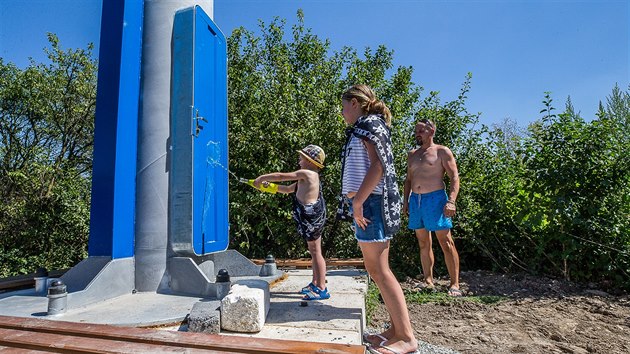 Na vodní nádrži Rozkoš vyrostl nový čtrnáctimetrový maják. Je postavený nedaleko hráze u jacht klubu (5. srpna 2017).
