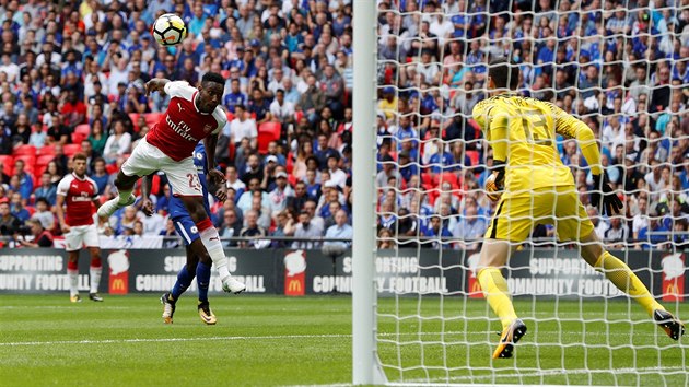Danny Welbeck z Arsenalu hlavičkuje v utkání o anglický superpohár proti Chelsea.