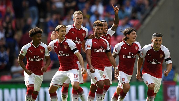 Hráči Arsenalu oslavují vítězství v anglickém superpoháru proti Chelsea.