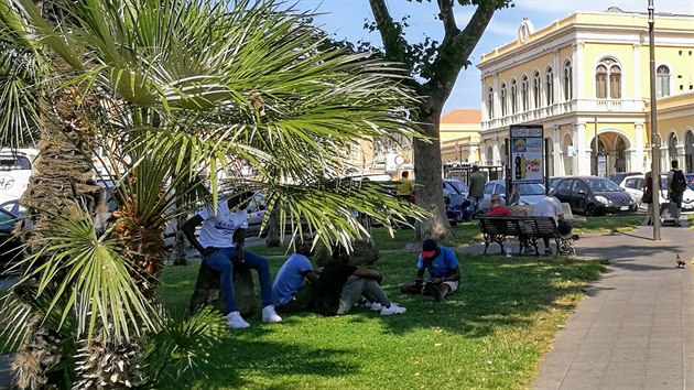 Jedním z hlavních míst, kde žadatelé o azyl tráví den, je malý park před hlavním vlakovým nádražím v Catanii (8. srpna 2017)
