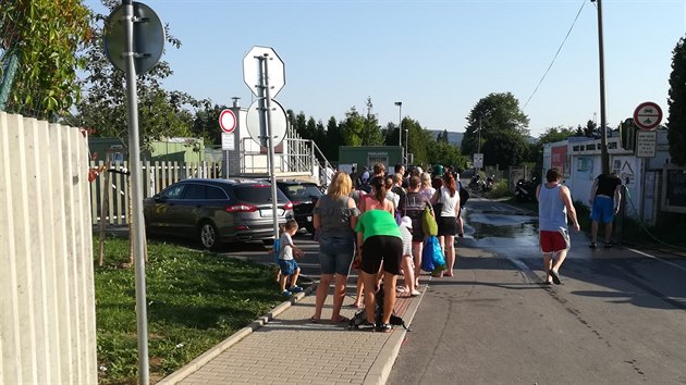 Fronta vpodveer ped koupalitm v Radotn (1. srpna 2017).