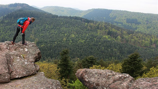 Romantick skaliska na jinm okraji vrcholov ploiny Brostschbergu