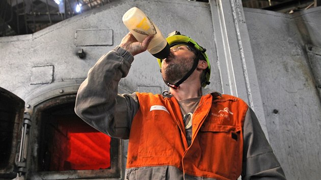 Kamil Kováč (na snímku) pracuje na rourovně v ostravské fabrice ArcelorMittal. Během osmihodinové směny ve čtyřicetistupňovém prostředí vypije kolem tří litrů tekutin, ale těchto teplých dnech dvojnásobek. (1. srpna 2017)