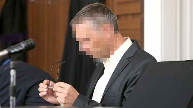 U praskho Mstskho soudu zaalo len s muem, kter podle obaloby na dlnici D1 takzvan vybroval auto, v nm cestoval jeho mal syn se svou matkou. (9. srpna 2017)