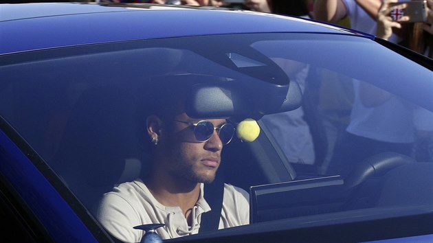 TAK J JEDU. Neymar se pijel rozlouit s fotbalisty Barcelony, ne se stane posilou Paris St. Germain.