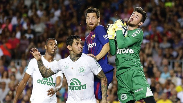 Momentka z fotbalovho utkn mezi Barcelonou a Chapecoense. V souboji s fotbalisty brazilskho celku je Lionel Messi.