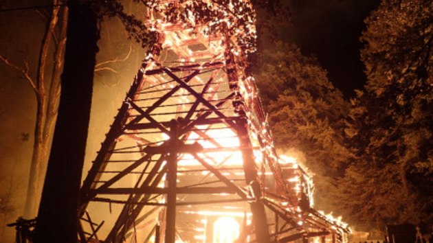 Požár zničil vzácný dřevěný kostel Božího těla v třinecké místní části Guty v srpnu roku 2017.