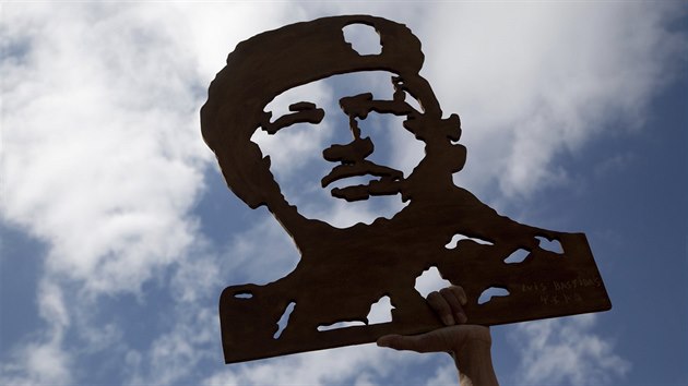 Nkte pznivci souasnho venezuelskho prezidenta Nicolse Madura si na akci na jeho podporu pinesli i portrt toho minulho, Huga Chveze. (4. srpna 2017)