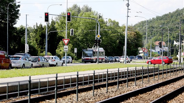 Zatmco smrem z Bystrce do centra Brna bv cesta dky samostatnmu pruhu hladk, opanm smrem se kolem kiovatky propojujc Knniskou a Bystrckou ulici u hobbymarketu tvo zcpy.