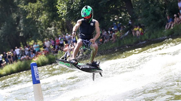 Motocyklov zvodnci si ped vkendovou Velkou cenou zadovdli na Brnnsk pehrad na JetSurfech, co jsou prkna pohnn spalovacm motorem. Na snmku Jakub Kornfeil.