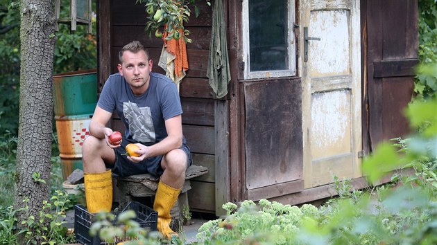 Ptaticetilet Petr Kabourek pat mezi tisce lid, kte si pmo ve mst pronajmaj zahrdku. Svoje ob rajata pstuje na brnnsk Krav hoe. Zjem mladch lid o zahrdky stoup.