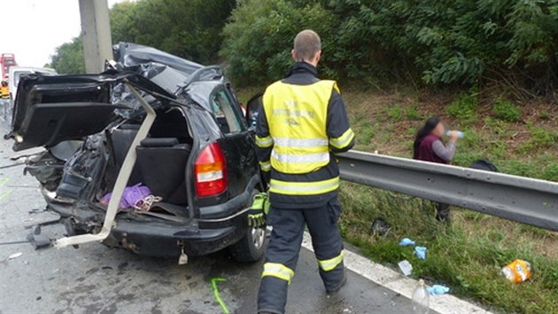 Na 176. kilometru D1 ve smru na Prahu narazil v ter rno kamion do stojcho auta a dodvky. Jeden mu na mst zemel, dalch est lid utrplo zrann.