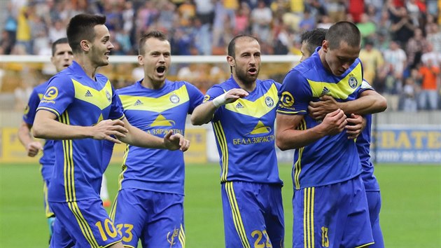 Fotbalist BATE Borisov se raduj, tonk Signevi (vpravo) v odvet 3. pedkola Ligy mistr prv vstelil gl Slavii.