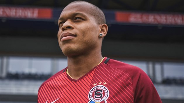 Jonathan Biabiany, francouzsk zlonk pichz na hostovn z Interu Miln. Je jedenctm novm hrem v kdru v lt 2017.