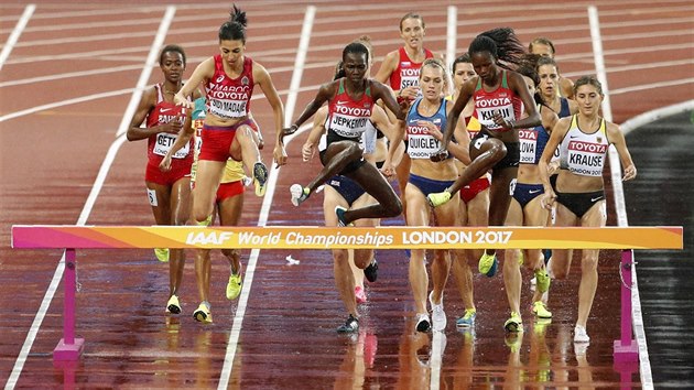 Lucie Sekanov (vzadu uprosted) bhem prvnho rozbhu na trati 3000 metr s pekkami na mistrovstv svta v Londn.