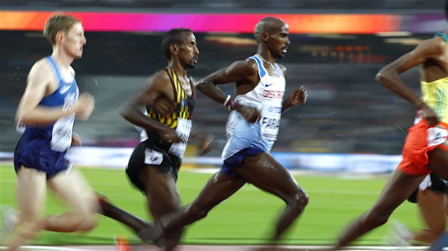 Mo Farah bhem mokrho rozbhu na trati 5000 metr.