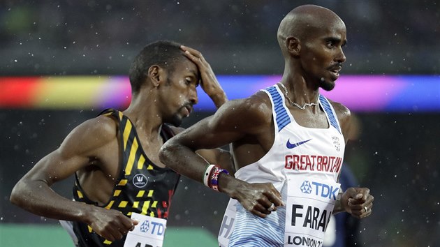 Mo Farah bhem rozbhu zvodu na 5000 metr na svtovm ampiontu v Londn.