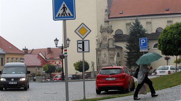 Nmst v Potkch se po rekonstrukci stalo sice vizuln pitalivjm, ale mn praktickm. Mstnm vad zm znaek, mn parkovacch mst i zbyten uml svah.