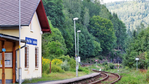 Vlaková zastávka Nová Role. Právě v blízkosti trati vedoucí z této obce ve směru na Nejdek mají být vykáceny nebezpečné stromy (2.8.2017).