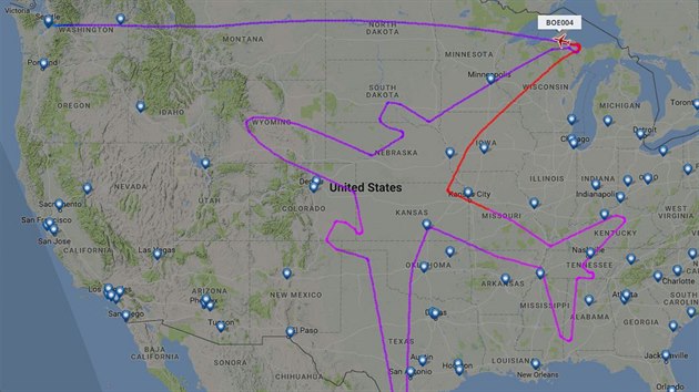 Obrys letadla je hotový. Testovací piloti Boeingu kreslili 787 Dreamliner ve...