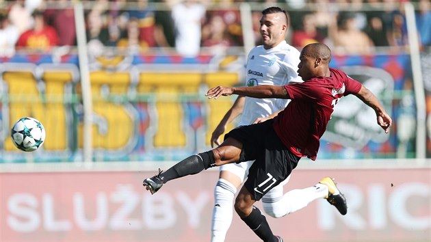 Jonathan Biabiany ze Sparty pl v utkn proti Mlad Boleslavi.