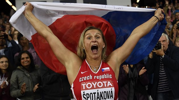 EUFORIE. Barbora Špotáková slaví zlato na mistrovství světa v Londýně.