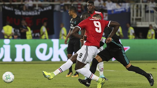 Romelu Lukaku z Manchesteru United dv Realu Madrid gl v duelu o Superpohr UEFA.