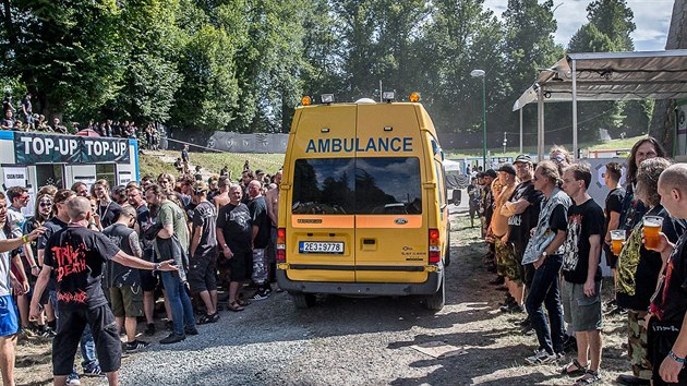 Záchranáři zasahují u zraněného v areálu festivalu Brutal Assault v Josefově (9.8.2017).