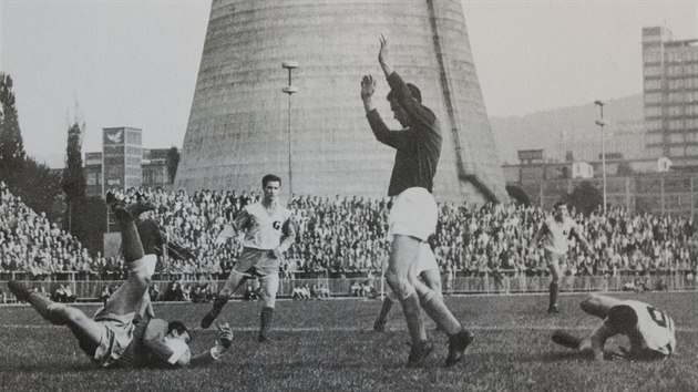 Na snímku druholigový zápas fotbalistů Zlína na stadionu U elektrárny z roku 1960.