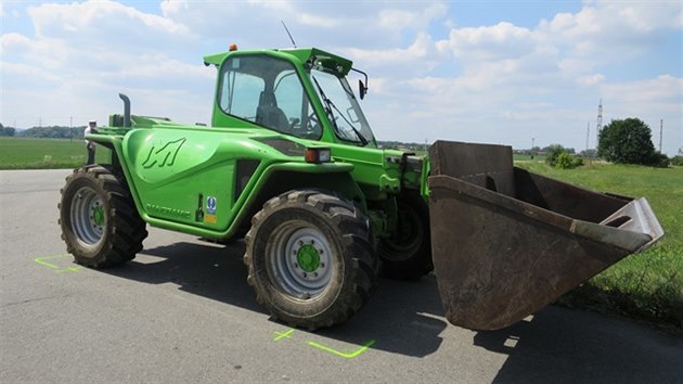 idi zemdlskho nakladae pi odboovn zejm pehldl protijedouc motorku.