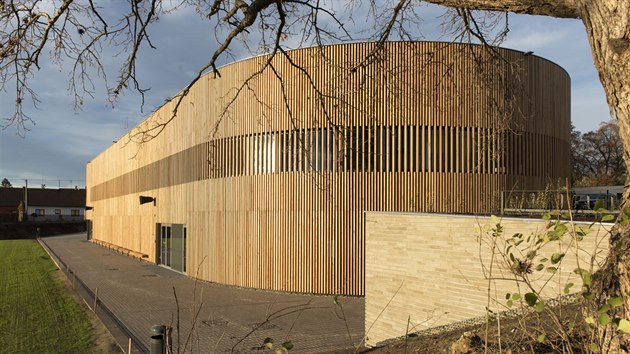 Dřevák - komunitní centrum obce Líbeznice. Architektonické pojetí představuje dřevěnou archu, oproštěnou od technologických složitostí, postavenou do volného prostoru v centru obce.