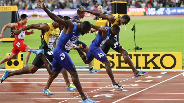 BRONZOVÝ CÍL. Je dobojováno. Usain Bolt ve svém poslední stovce na vrcholné světové soutěži dobíhá „jen“ pro bronz. O maličko dříve zaznamenal paprsek cílové kamery špičku treter Justina Gatlina (vlevo) a Christina Colemana.
