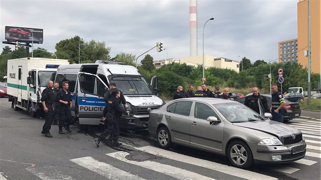 Dva policejn vozy se ped kiovatkou v Praze stetly s dvma osobnmi auty (3.8.2017)