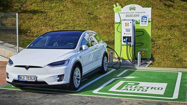 Elektromobill u nov rychlonabjec stanice Lidl na Barrandov.