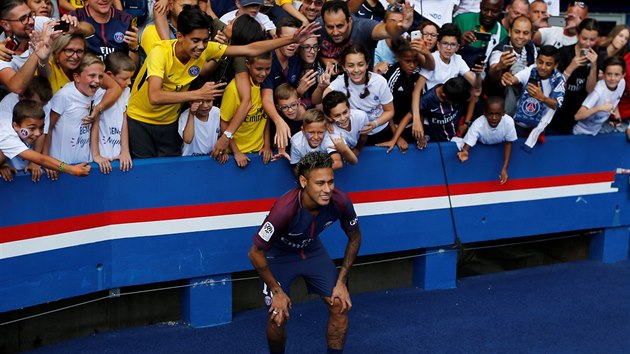 Neymar se fot s fanouky Paris SG.